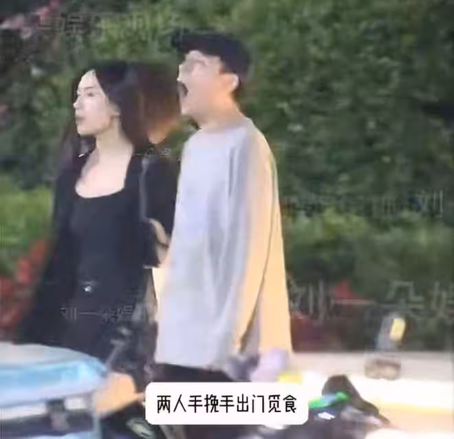 對比秦俊傑跟新女友和楊紫在一起的區別,原來當年楊紫真的愛慘了
