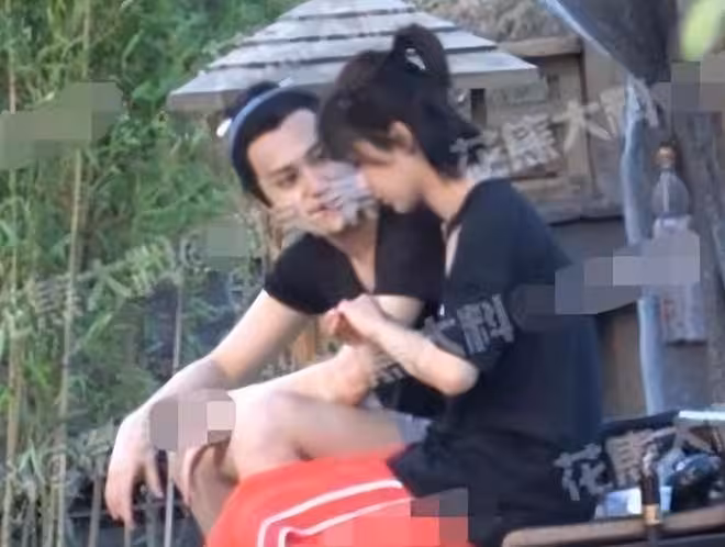 對比秦俊傑跟新女友和楊紫在一起的區別,原來當年楊紫真的愛慘了
