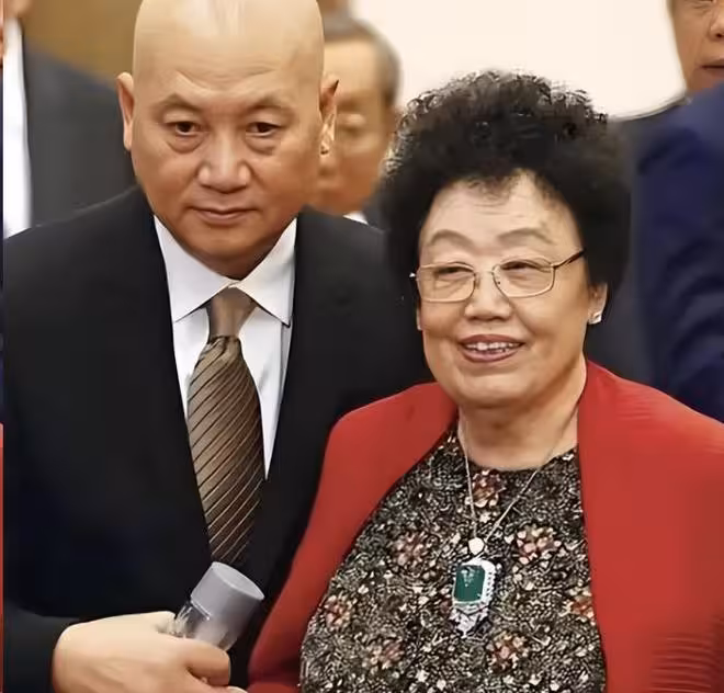 陳麗華去世遲重瑞與年輕女子手挽手 網友說他終於過上想要的生活