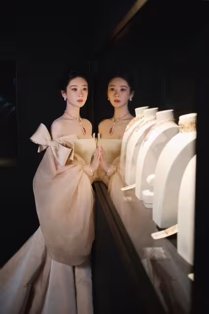 楊紫亮相巴黎時裝周驚艷眾人,肌膚好到以為是開磨皮的程度