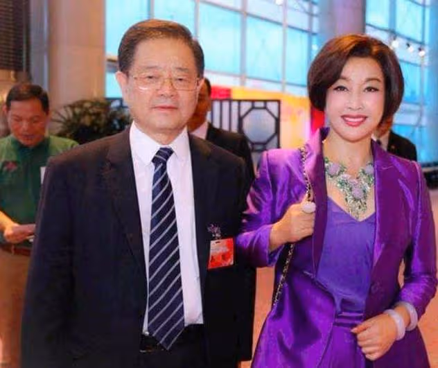 劉曉慶與第四任丈夫同框,大她十歲其貌不揚,卻讓她得罪不起!