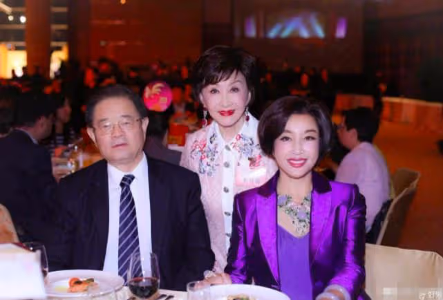 劉曉慶與第四任丈夫同框,大她十歲其貌不揚,卻讓她得罪不起!