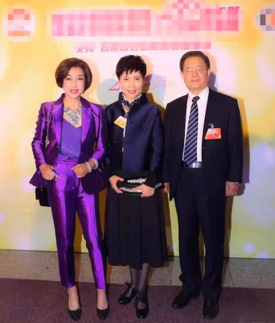 劉曉慶與第四任丈夫同框,大她十歲其貌不揚,卻讓她得罪不起!