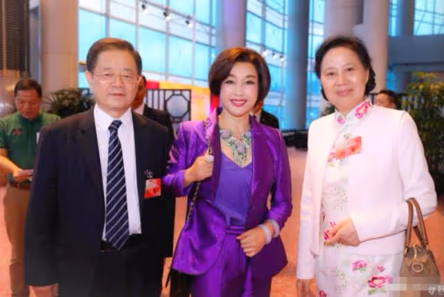劉曉慶與第四任丈夫同框,大她十歲其貌不揚,卻讓她得罪不起!