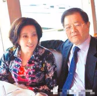 劉曉慶與第四任丈夫同框,大她十歲其貌不揚,卻讓她得罪不起!