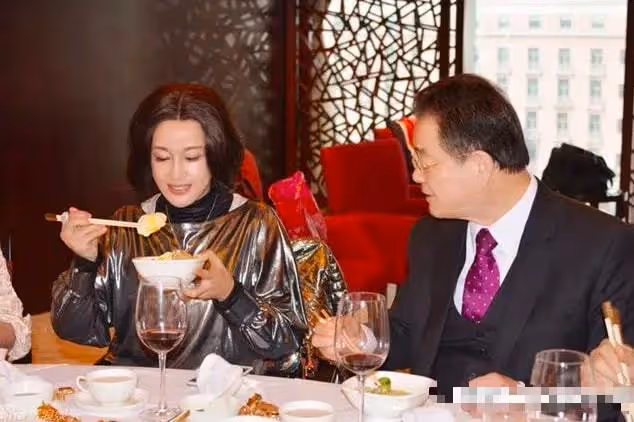 劉曉慶與第四任丈夫同框,大她十歲其貌不揚,卻讓她得罪不起!