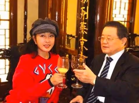 劉曉慶與第四任丈夫同框,大她十歲其貌不揚,卻讓她得罪不起!
