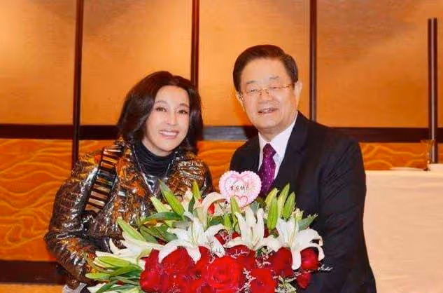 劉曉慶與第四任丈夫同框,大她十歲其貌不揚,卻讓她得罪不起!