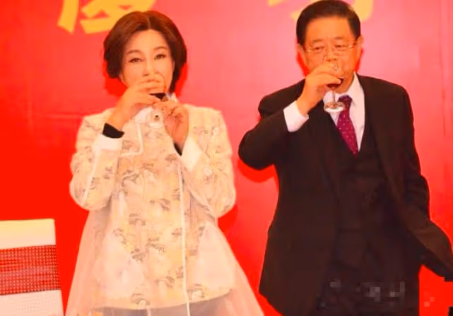 劉曉慶與第四任丈夫同框,大她十歲其貌不揚,卻讓她得罪不起!