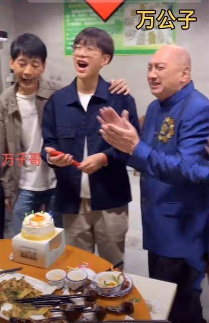 港圈男神萬梓良一家現身小酒館,小16歲妻子顯冷漠,兒子帥氣撐場