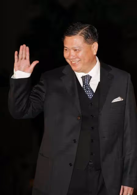 港圈男神萬梓良一家現身小酒館,小16歲妻子顯冷漠,兒子帥氣撐場