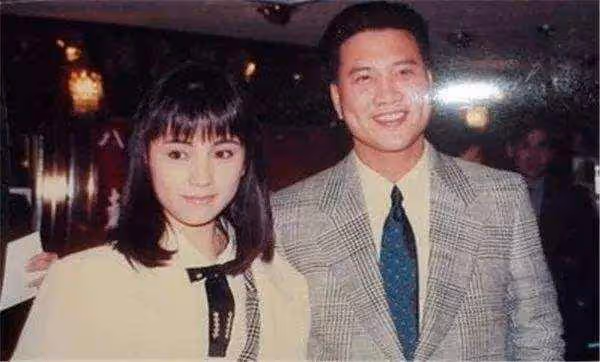 港圈男神萬梓良一家現身小酒館,小16歲妻子顯冷漠,兒子帥氣撐場