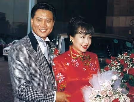 港圈男神萬梓良一家現身小酒館,小16歲妻子顯冷漠,兒子帥氣撐場