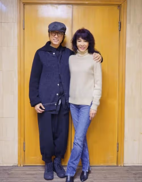 時隔22年再聚首!黃子華鄭裕玲同框宣傳新戲,其更被曝愛改劇本