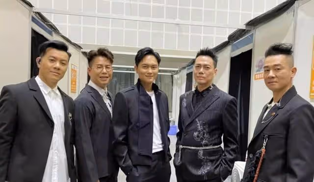 再迎事業高峰!香港知名歌手內地人氣急升,受重用更擔任春晚主持