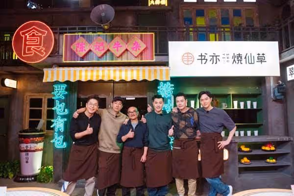 再迎事業高峰!香港知名歌手內地人氣急升,受重用更擔任春晚主持
