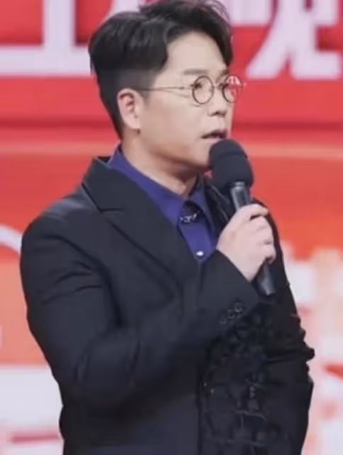 再迎事業高峰！香港知名歌手內地人氣急升，受重用更擔任春晚主持