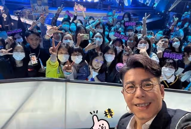 再迎事業高峰！香港知名歌手內地人氣急升，受重用更擔任春晚主持