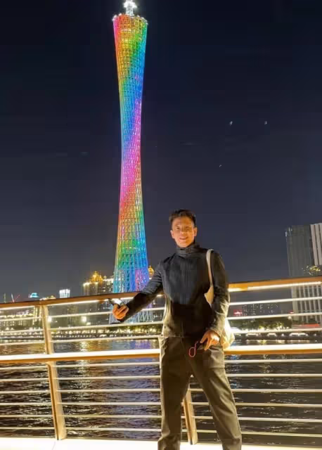 再迎事業高峰！香港知名歌手內地人氣急升，受重用更擔任春晚主持