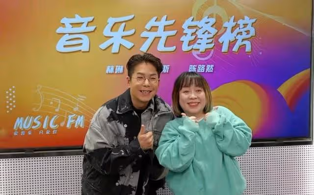 再迎事業高峰！香港知名歌手內地人氣急升，受重用更擔任春晚主持
