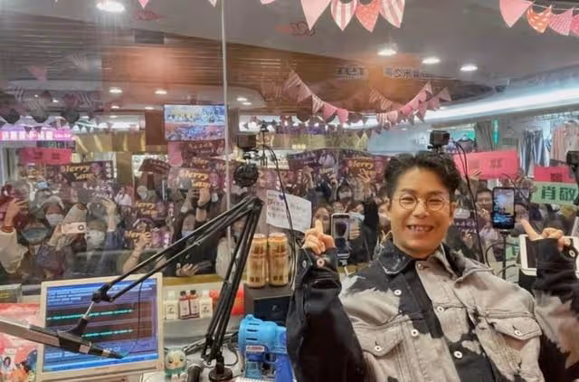 再迎事業高峰！香港知名歌手內地人氣急升，受重用更擔任春晚主持