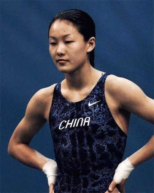 跳水女皇伏明霞近況:70歲丈夫當上董事長,3個孩子是她的驕傲