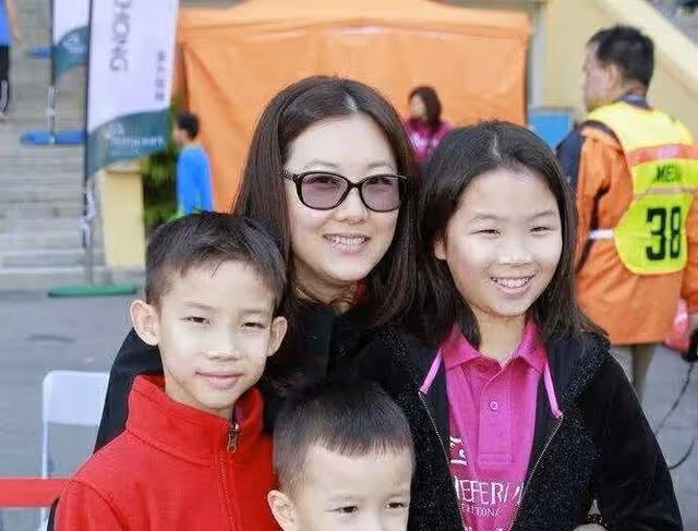 跳水女皇伏明霞近況:70歲丈夫當上董事長,3個孩子是她的驕傲