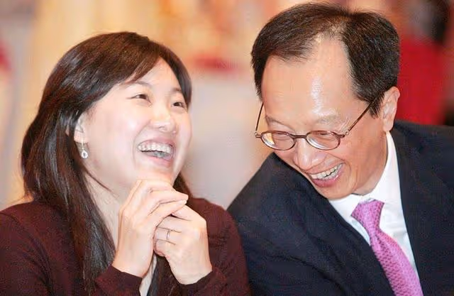 跳水女皇伏明霞近況:70歲丈夫當上董事長,3個孩子是她的驕傲