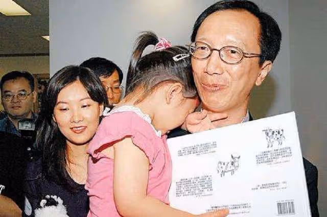 跳水女皇伏明霞近況：70歲丈夫當上董事長，3個孩子是她的驕傲