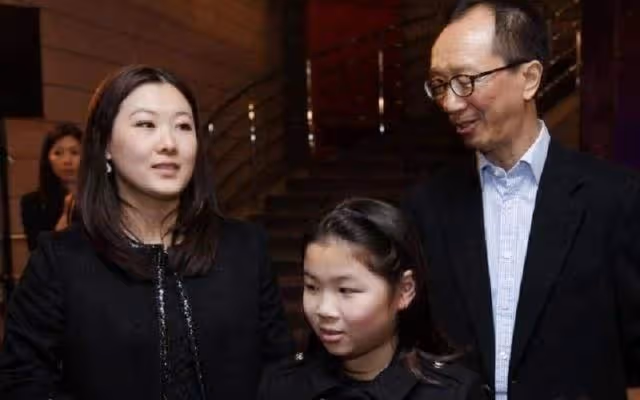 跳水女皇伏明霞近況：70歲丈夫當上董事長，3個孩子是她的驕傲