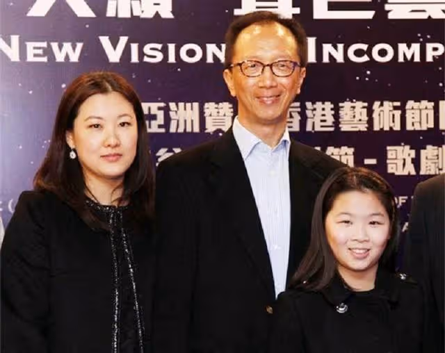 跳水女皇伏明霞近況：70歲丈夫當上董事長，3個孩子是她的驕傲