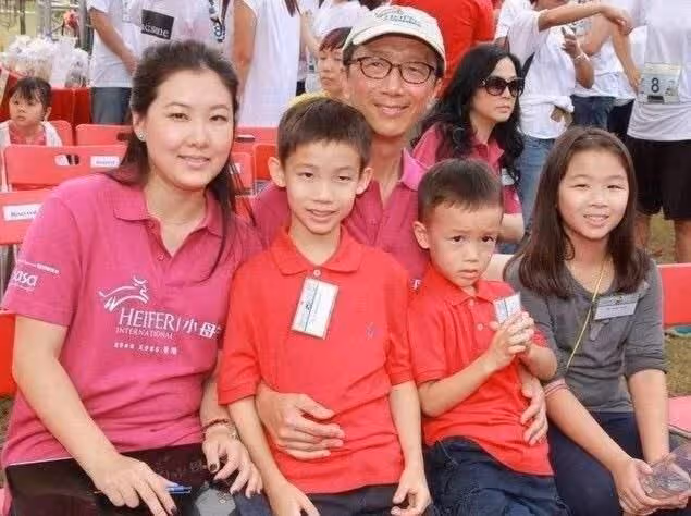 跳水女皇伏明霞近況：70歲丈夫當上董事長，3個孩子是她的驕傲