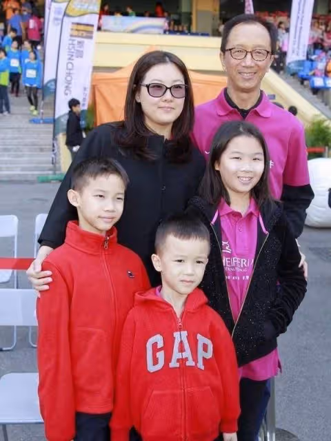 跳水女皇伏明霞近況：70歲丈夫當上董事長，3個孩子是她的驕傲