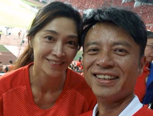 李克勤兩個兒子近照,港姐妻子風韻猶存,與丈夫站一起像父女