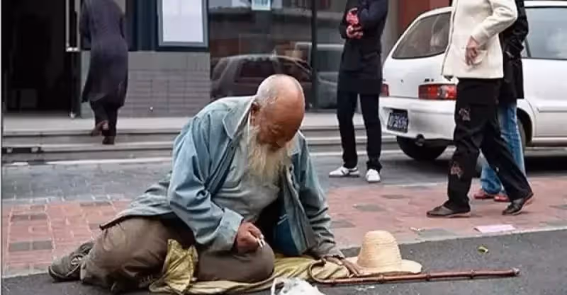 老乞丐跟狗搶骨頭被咬得遍體鱗傷，醫生免費給他治療還背回家養老