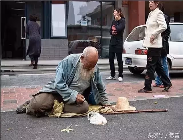 老乞丐跟狗搶骨頭被咬得遍體鱗傷,醫生免費給他治療還背回家養老