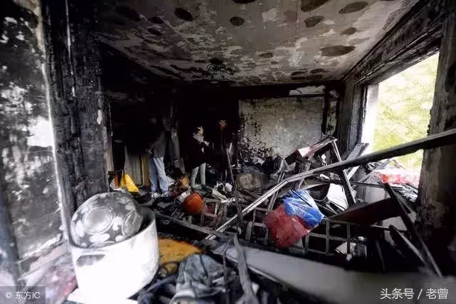 老乞丐跟狗搶骨頭被咬得遍體鱗傷,醫生免費給他治療還背回家養老