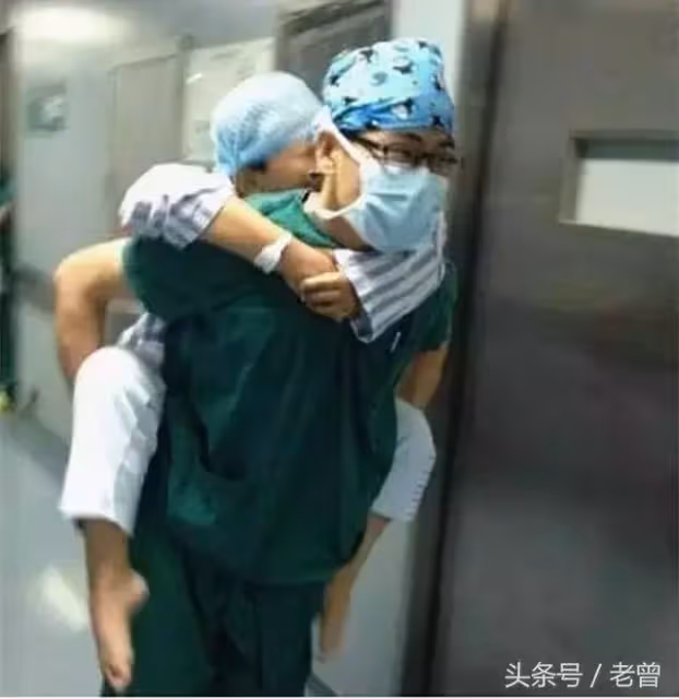 老乞丐跟狗搶骨頭被咬得遍體鱗傷,醫生免費給他治療還背回家養老