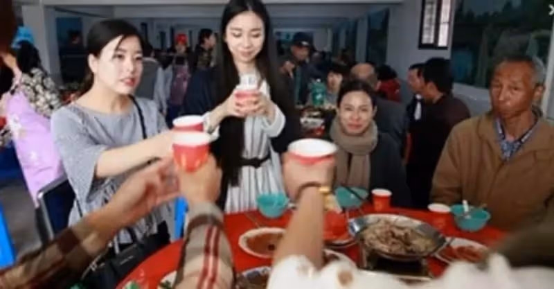 10萬塊的起因， 全家要我向婆婆道歉，我要求親戚全部到來場道 歉 宴，席間我端起酒杯走向婆婆