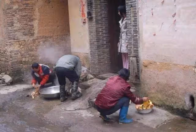 10萬塊的起因, 全家要我向婆婆道歉,我要求親戚全部到來場道 歉 宴,席間我端起酒杯走向婆婆