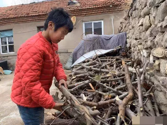 爸爸病逝3天媽媽就出走改嫁,9歲女童被暖心鄰居阿公阿嬤養大,親女兒不同意阿嬤怒斥:不差這一口飯,惹人淚目