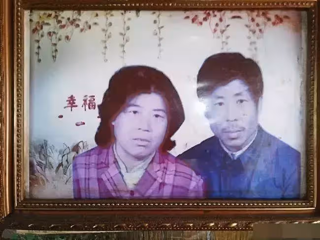 爸爸病逝3天媽媽就出走改嫁,9歲女童被暖心鄰居阿公阿嬤養大,親女兒不同意阿嬤怒斥:不差這一口飯,惹人淚目