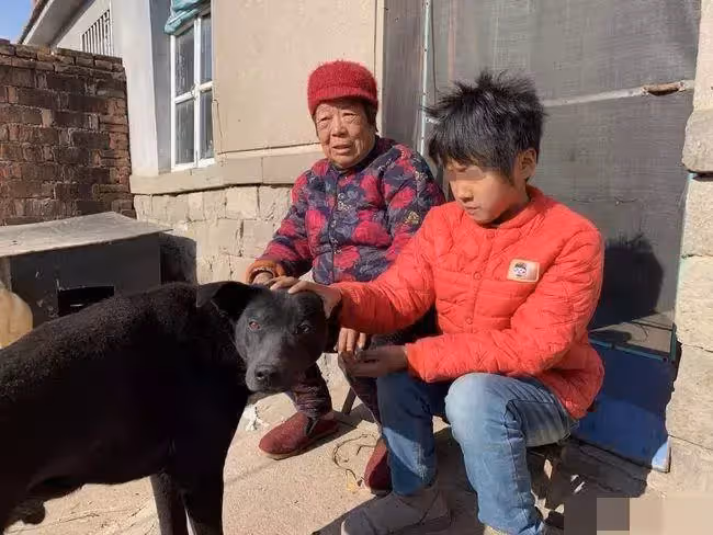 爸爸病逝3天媽媽就出走改嫁,9歲女童被暖心鄰居阿公阿嬤養大,親女兒不同意阿嬤怒斥:不差這一口飯,惹人淚目