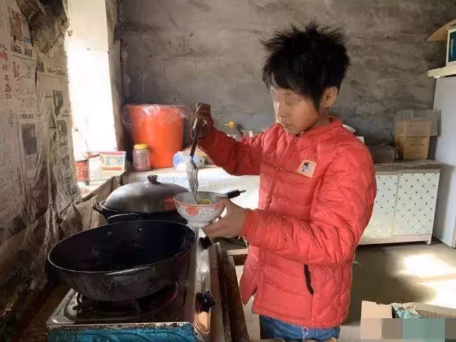爸爸病逝3天媽媽就出走改嫁,9歲女童被暖心鄰居阿公阿嬤養大,親女兒不同意阿嬤怒斥:不差這一口飯,惹人淚目