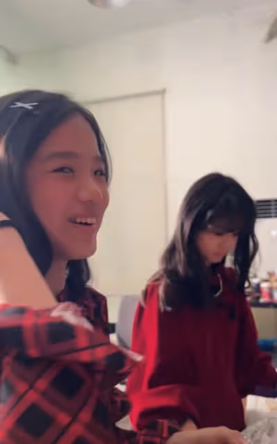 鍾麗緹和倆女兒拍視頻稱有弟弟,被疑高齡懷四胎,曾去普陀山求子