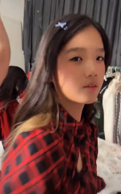 鍾麗緹和倆女兒拍視頻稱有弟弟,被疑高齡懷四胎,曾去普陀山求子