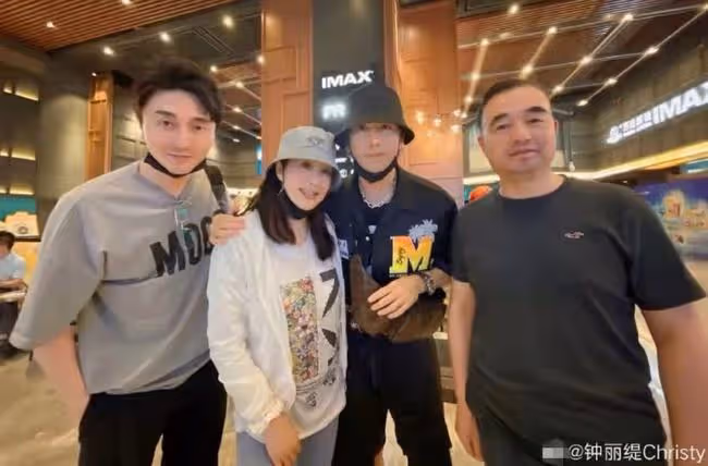鍾麗緹和倆女兒拍視頻稱有弟弟,被疑高齡懷四胎,曾去普陀山求子