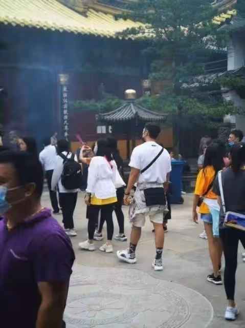 鍾麗緹和倆女兒拍視頻稱有弟弟,被疑高齡懷四胎,曾去普陀山求子