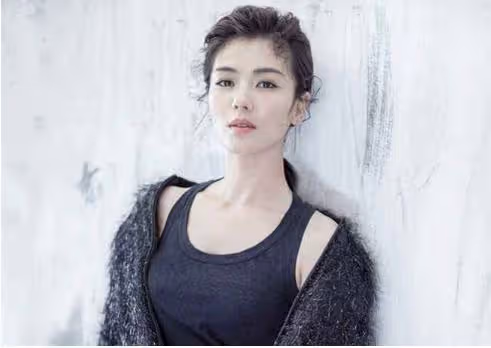 曾四登春晚洋相百出,與丈夫認識90分鐘就結婚,後37歲仍美如當初