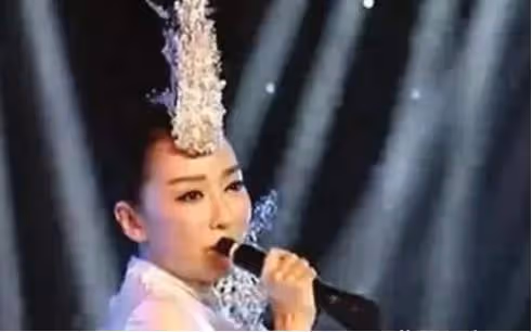 曾四登春晚洋相百出,與丈夫認識90分鐘就結婚,後37歲仍美如當初